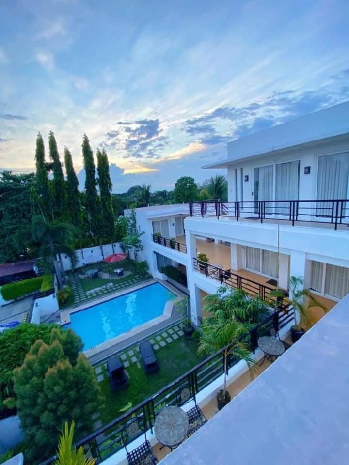 Be-Ing Suites Davao Екстер'єр фото