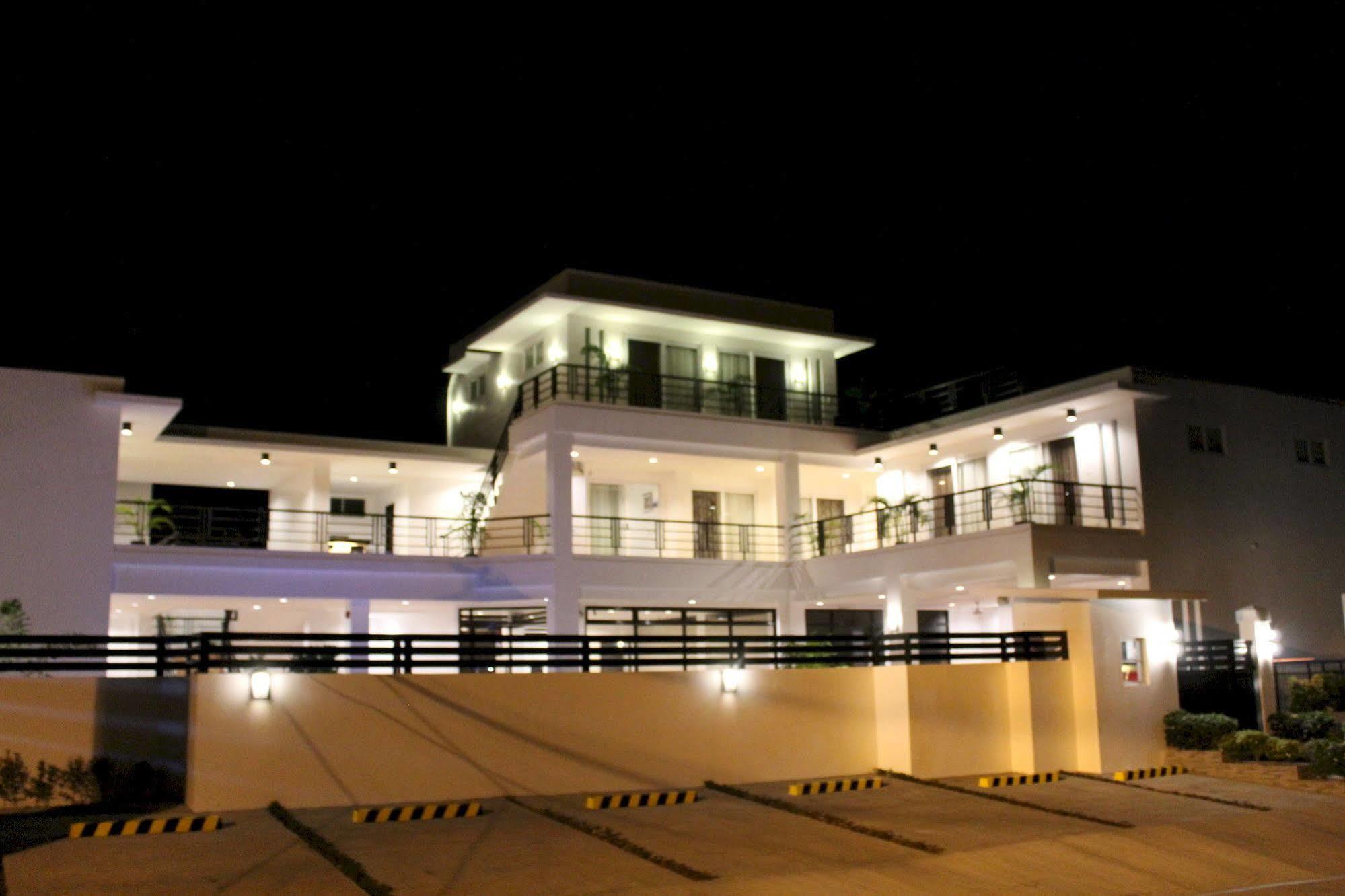 Be-Ing Suites Davao Екстер'єр фото