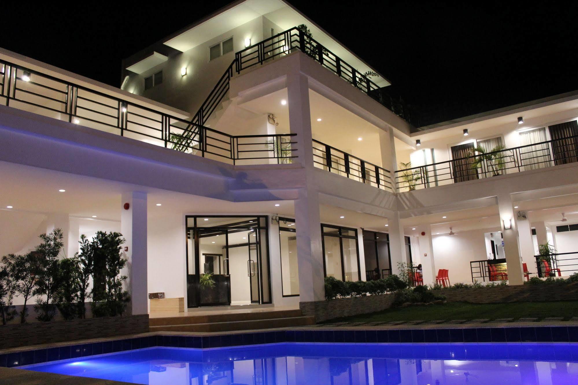 Be-Ing Suites Davao Екстер'єр фото